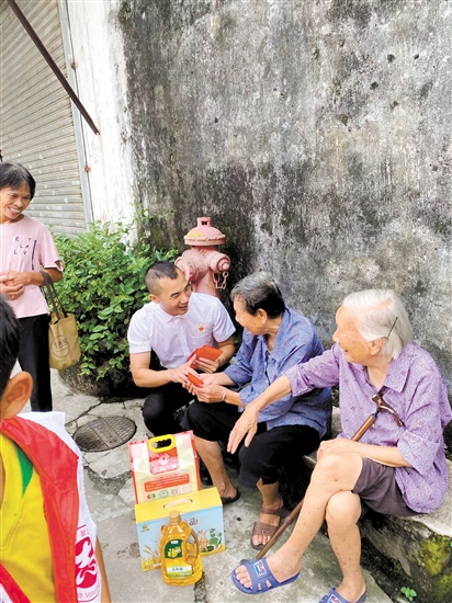 陳德洪（左一）在新會區(qū)梅江村慰問長者。