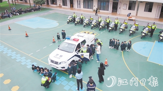 新會交警進(jìn)校園開展交通安全宣傳。