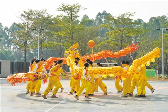 址山小學(xué)為學(xué)生搭建多元化的展示平臺(tái)。圖為該校龍獅社團(tuán)成員在體藝社團(tuán)成果展示活動(dòng)中進(jìn)行舞龍表演。