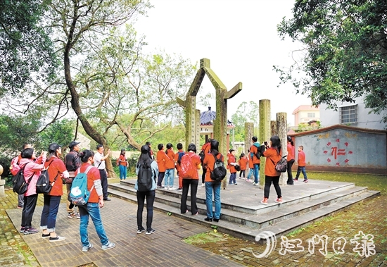 游客到歇馬村勵(lì)志園“打卡”。