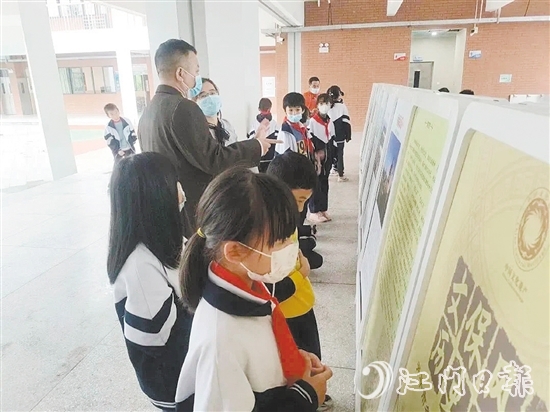 展覽讓廣大學(xué)生不出校園就能“零距離”欣賞開(kāi)平市各級(jí)文物保護(hù)單位風(fēng)采。