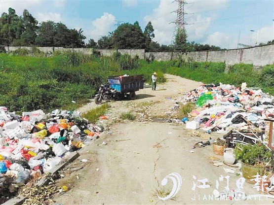 小區(qū)垃圾收集點前的道路也堆滿了垃圾。