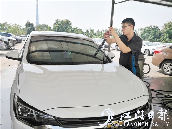 洗車勿忘洗雨刮器。