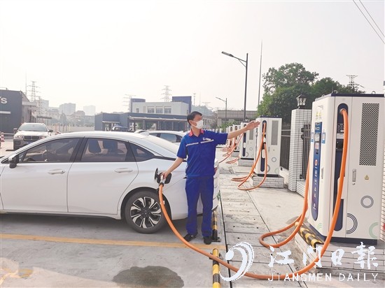 降溫以來，不少電動網(wǎng)約車司機(jī)一天要充兩次電。