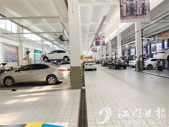 4S店的售后車間擺滿了前來保養(yǎng)、維修的車輛。