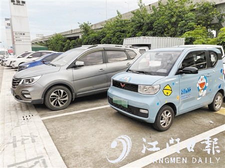 電動微型汽車車身短小，停車非常方便。