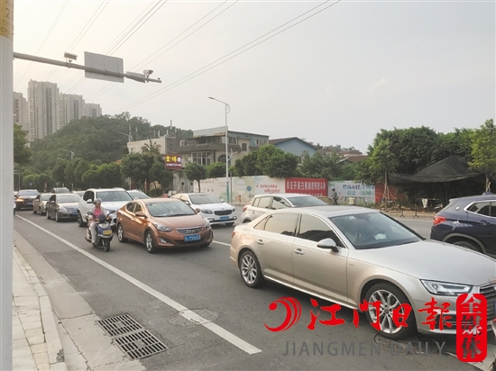 路上的汽車越來越多，開車時不要開“斗氣車”，盡量保持情緒穩(wěn)定。