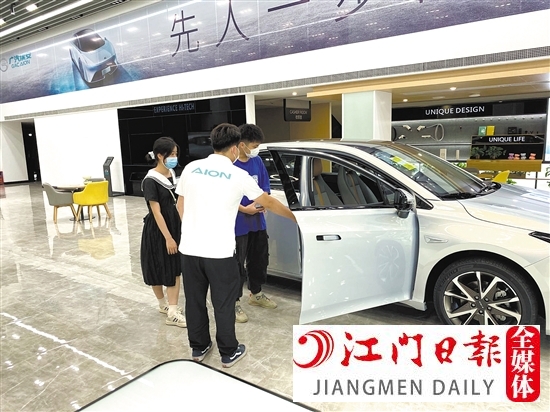 隨著油價(jià)不斷攀升，想購買新能源汽車的消費(fèi)者也越來越多。