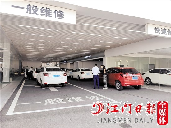 市區(qū)多家4S店出現(xiàn)車輛扎堆排隊等候檢修、保養(yǎng)的情況。