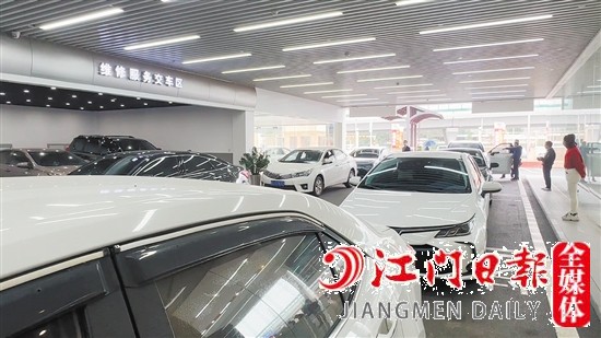 市區(qū)多家4S店車輛保養(yǎng)迎來小高峰。