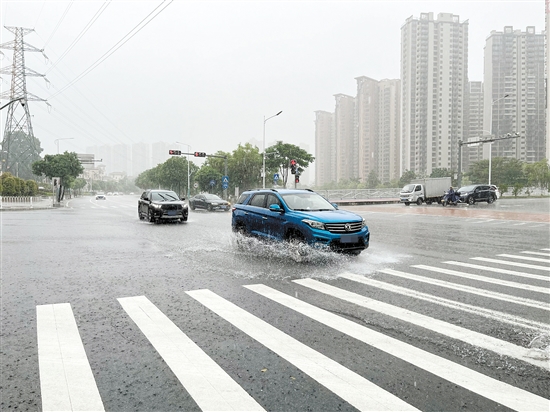 雨天行車，雨水會(huì)阻礙駕駛?cè)说囊暰€，要注意減速慢行。