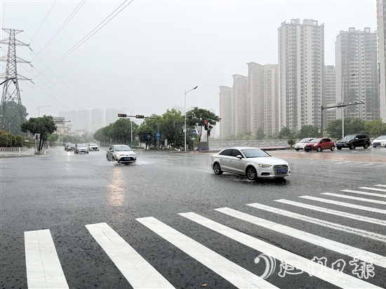 暴雨天氣給我們的出行帶來了很大的風(fēng)險(xiǎn)，要做好各種避險(xiǎn)措施。