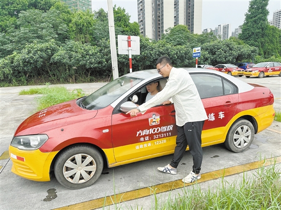 教練在教學(xué)生學(xué)車。